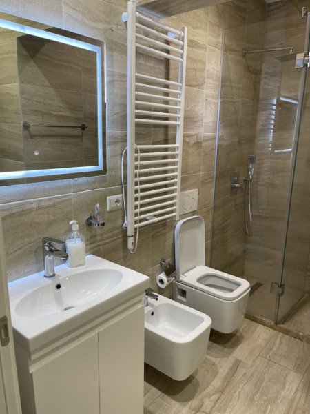 Tirane, jap me qera apartament 2+1+Ballkon Kati 2, 115 m² 