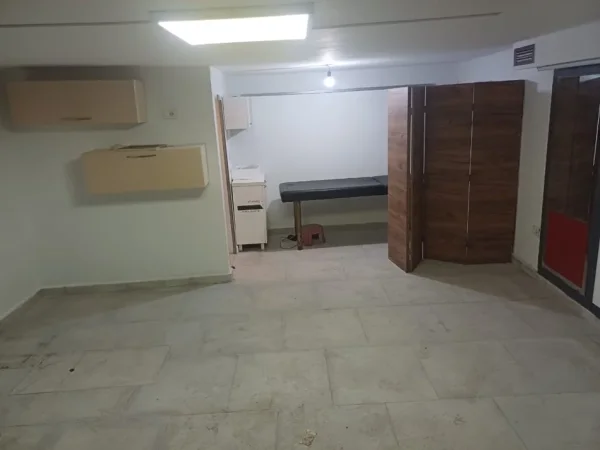 Tirane, jepet me qera ambjent biznesi Kati 1, 80 m² 70.000 lek (Bul Bajram Curri)