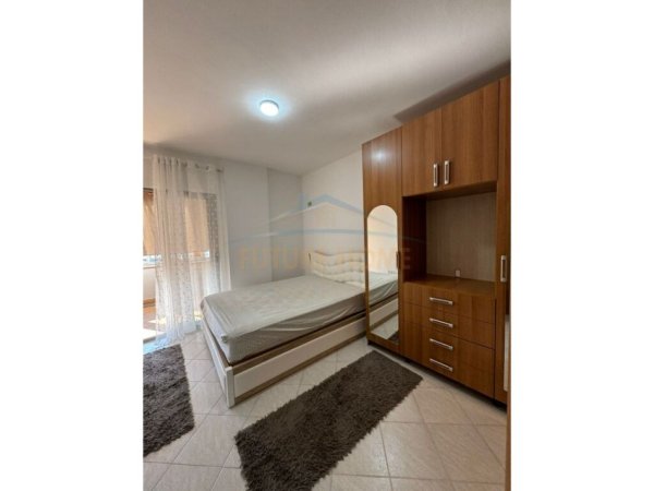 Tirane, jepet me qera apartament 2+1+Ballkon Kati 5, 110 m² 500 € (Prane Viles L)