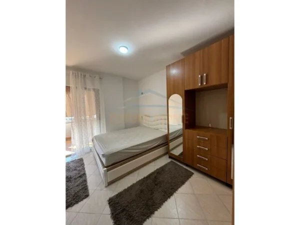Tirane, jepet me qera apartament 2+1+Ballkon Kati 5, 110 m² 500 € (Prane Viles L)