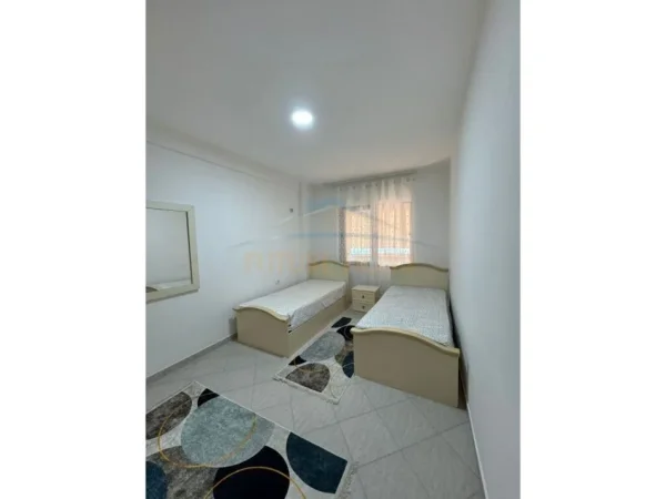 Tirane, jepet me qera apartament 2+1+Ballkon Kati 5, 110 m² 500 € (Prane Viles L)
