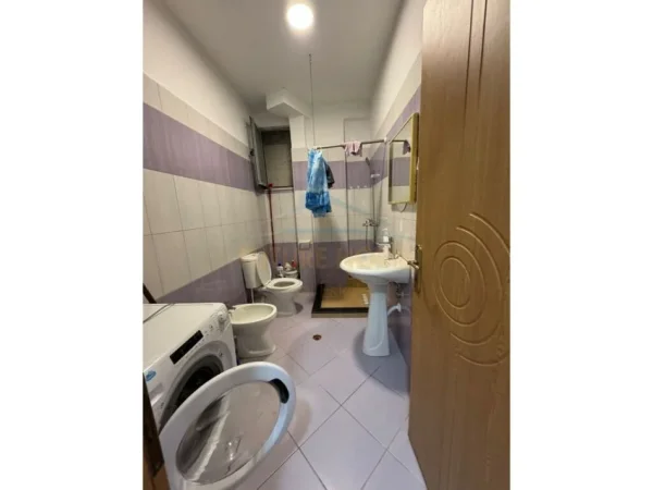 Tirane, jepet me qera apartament 2+1+Ballkon Kati 5, 110 m² 500 € (Prane Viles L)