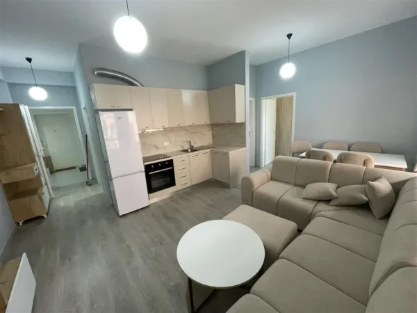Tirane, jap me qera apartament 2+1+Ballkon Kati 4, 81 m² 500 € (Kompleksi Mangalem)