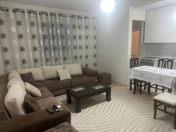 Tirane, jepet me qera apartament 1+1 Kati 8, 65 m² 600 € (Zogu i Zi)