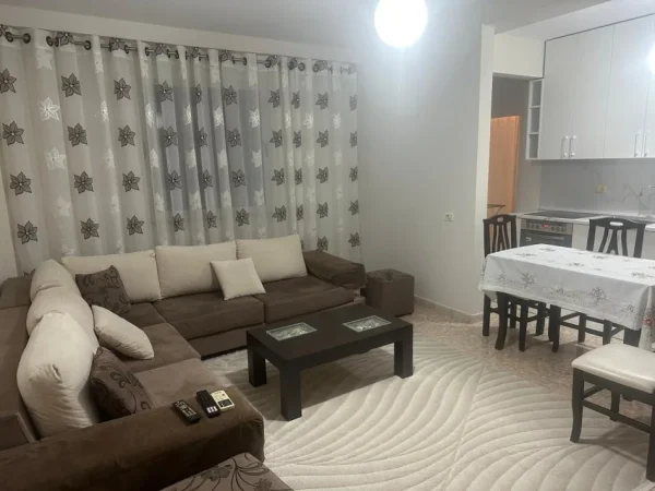 Tirane, jepet me qera apartament 1+1 Kati 8, 65 m² 600 € (Zogu i Zi)
