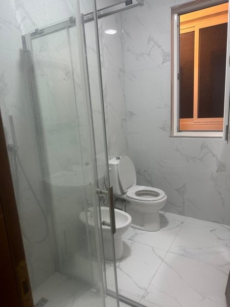 Tirane, jepet me qera apartament 1+1 Kati 8, 65 m² 600 € (Zogu i Zi)