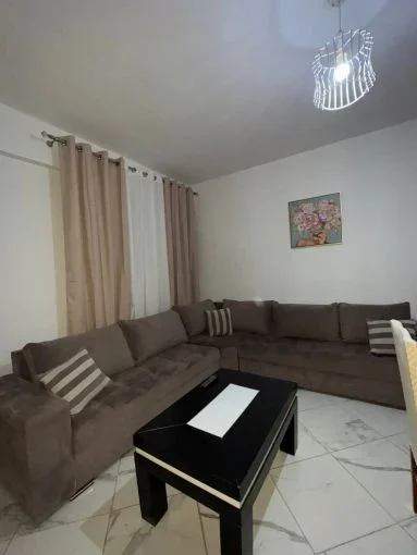 Tirane, jepet me qera apartament 1+1 Kati 1, 60 m² 430 € (Tek Kupola, Laprake)