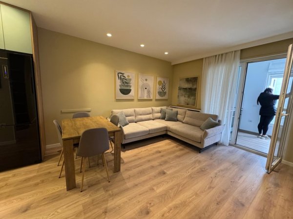 Tirane, jepet me qera apartament 2+1 Kati 4, 1.000 €