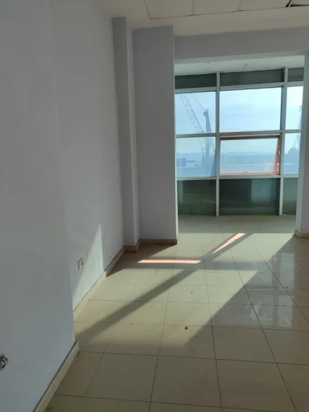 Durres, jepet me qera ambjent biznesi Kati 2, 202 m² (Rruga Egnatia, prane Portit Durres)