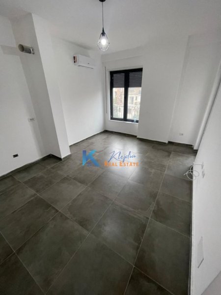 Tirane, jap me qera zyre , 60 m² 465 € (Ne fillim te Bulevardit te Ri)