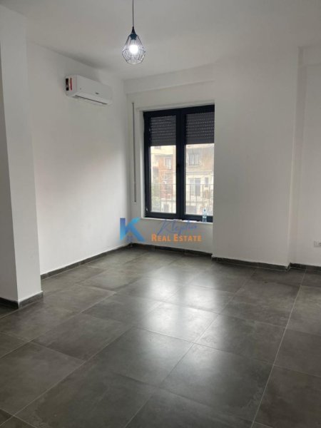 Tirane, jap me qera zyre , 60 m² 465 € (Ne fillim te Bulevardit te Ri)