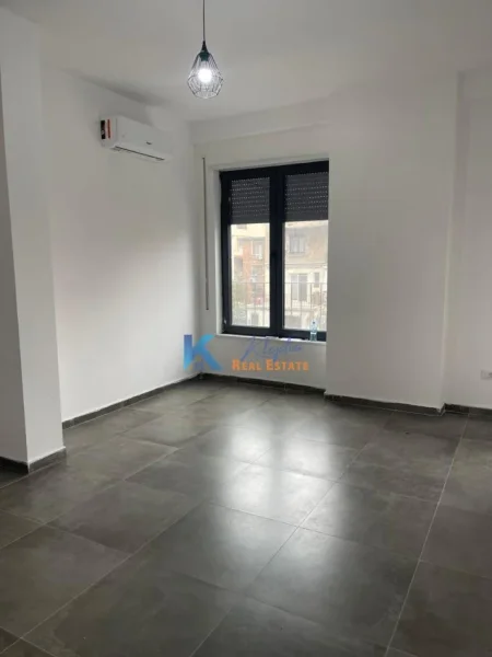 Tirane, jap me qera zyre , 60 m² 465 € (Ne fillim te Bulevardit te Ri)