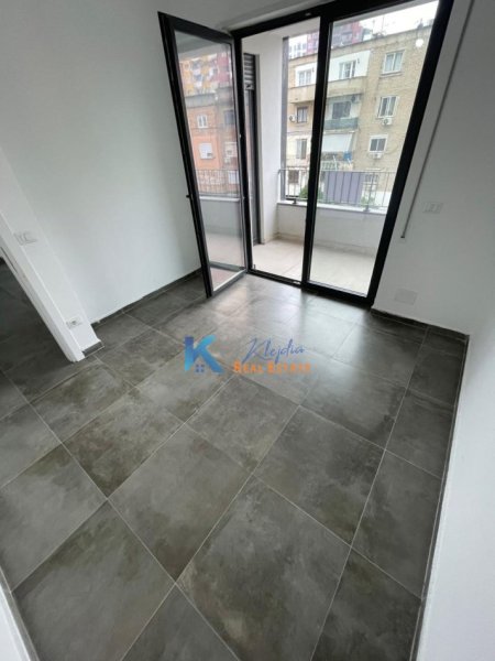 Tirane, jap me qera zyre , 60 m² 465 € (Ne fillim te Bulevardit te Ri)