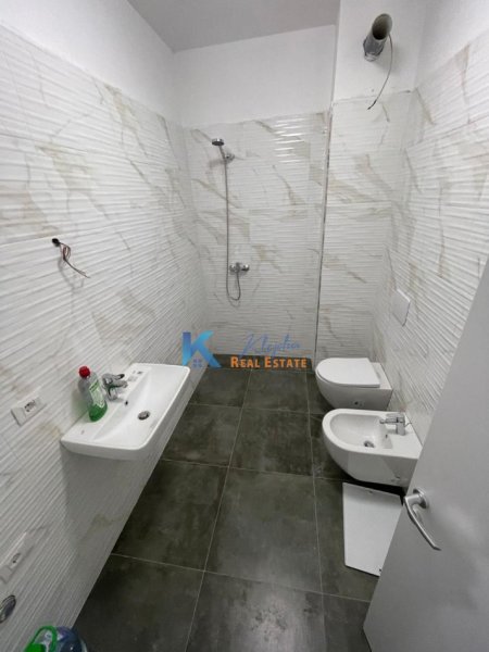 Tirane, jap me qera zyre , 60 m² 465 € (Ne fillim te Bulevardit te Ri)