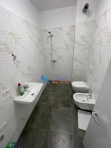 Tirane, jap me qera zyre , 60 m² 465 € (Ne fillim te Bulevardit te Ri)