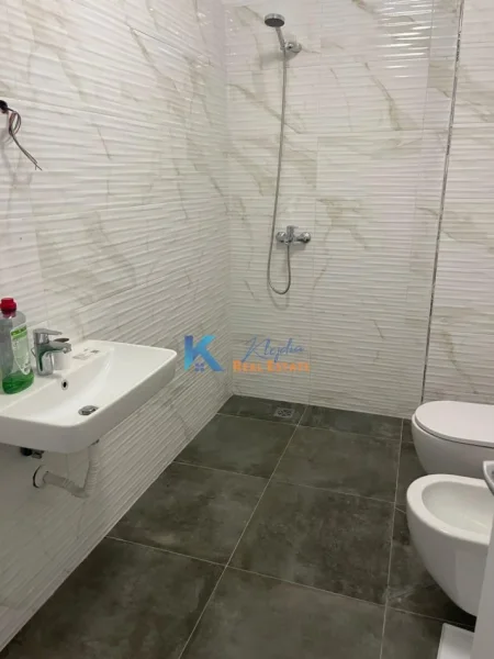 Tirane, jap me qera zyre , 60 m² 465 € (Ne fillim te Bulevardit te Ri)