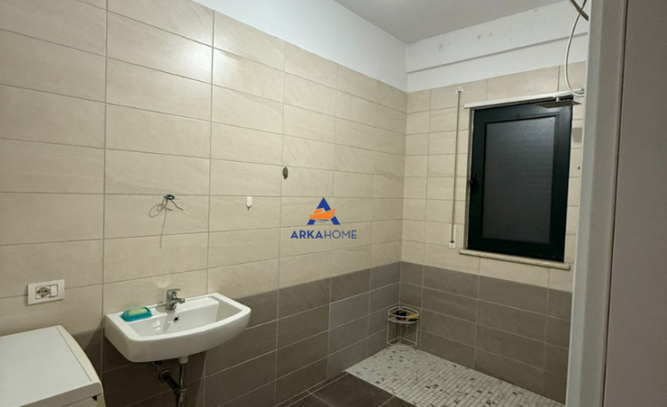 Tirane, jepet me qera 2+1+Ballkon , 108 m² 623 € 