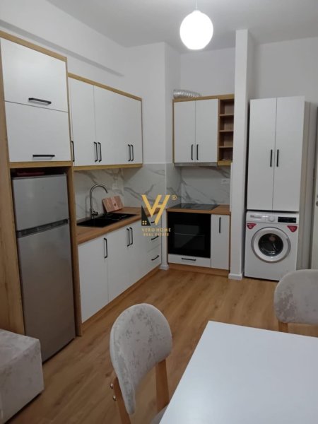 Tirane, jepet me qera apartament 1+1+Ballkon Kati 7, 47 m² 450 € (ALI DEMI)