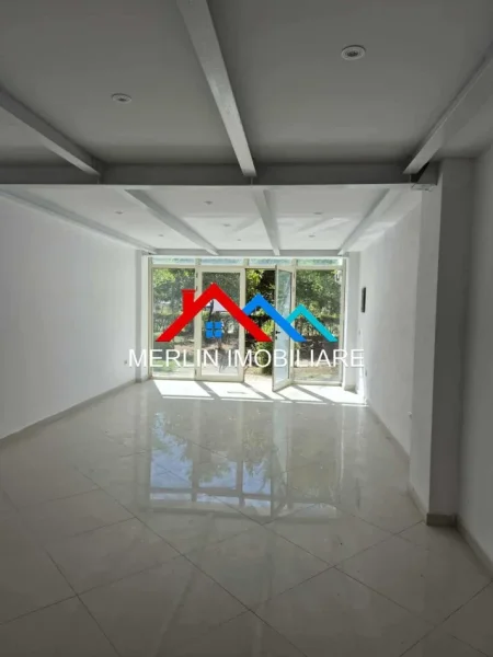 Tirane, jepet me qera ambjent biznesi Kati 0, 50 m² 500 € (RRUGA PETRELA,JORDAN MISJA)