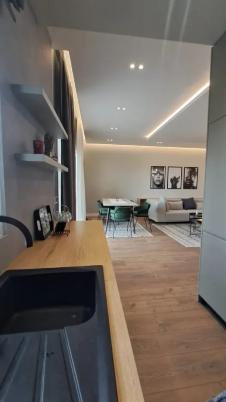 Tirane, jepet me qera apartament 3+1 , 140 m² 1.500 € 