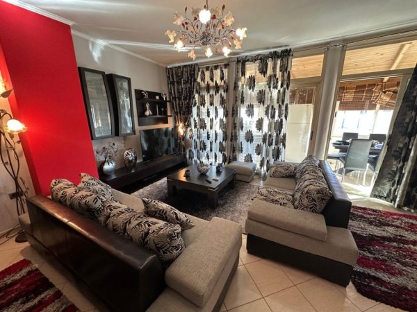 Tirane, jepet me qera apartament 2+1 Kati 4, 110 m² 700 € (Rruga Barrikadave)