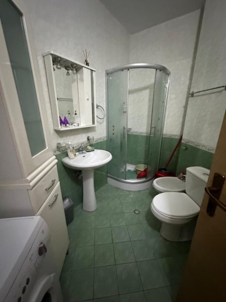 Tirane, jepet me qera apartament 2+1 Kati 4, 110 m² 700 € (Rruga Barrikadave)