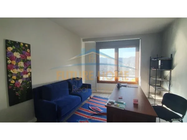 Tirane, jepet me qera zyre Kati 7, 200 m² 3.100 € 