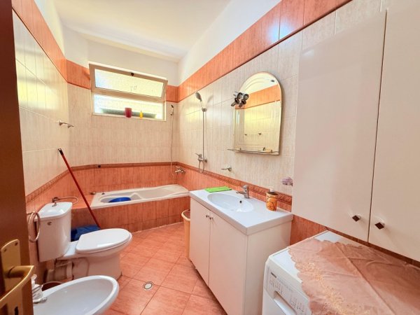 Tirane, jepet me qera apartament 3+1 , 120 m² 600 € (Rruga e Barrikadave)