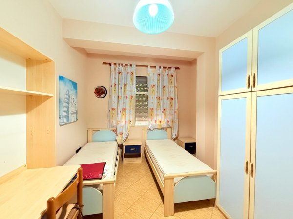 Tirane, jepet me qera apartament 3+1 , 120 m² 600 € (Rruga e Barrikadave)