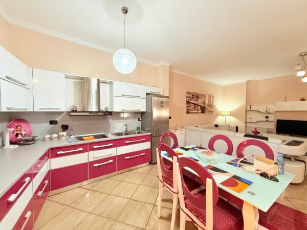 Tirane, jepet me qera apartament 3+1 , 120 m² 600 € (Rruga e Barrikadave)