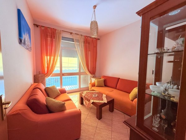 Tirane, jepet me qera apartament 3+1 , 120 m² 600 € (Rruga e Barrikadave)