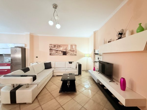 Tirane, jepet me qera apartament 3+1 , 120 m² 600 € (Rruga e Barrikadave)