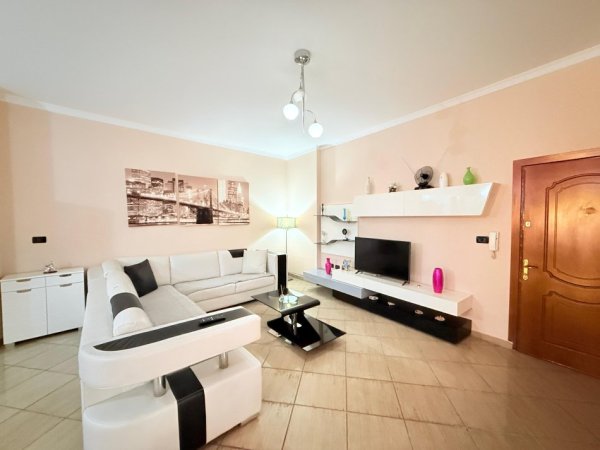 Tirane, jepet me qera apartament 3+1 , 120 m² 600 € (Rruga e Barrikadave)