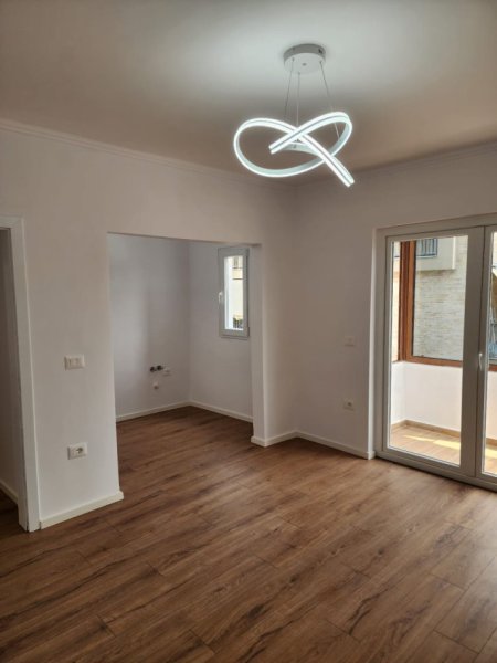 Tirane, shitet apartament 1+1+Ballkon Kati 4, 51 m² 95.000 € (Porcelan)