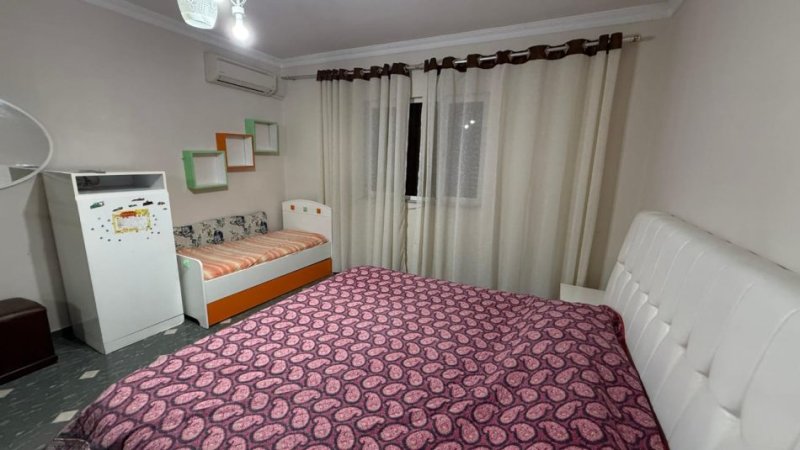 Tirane, jepet me qera apartament 3+1+Aneks+Ballkon Kati 3, 121 m² 700 € (Komuna Parisit)