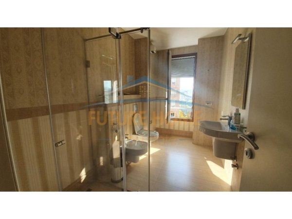 Tirane, jepet me qera zyre Kati 7, 200 m² 3.100 € (Hilton Garden Inn Tirana, Bulevardi Gjergj Fishta.)