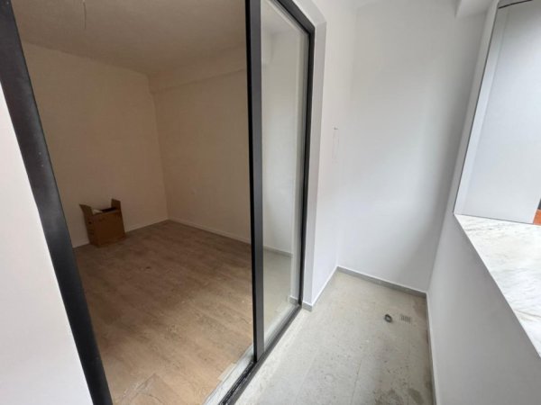 Tirane, shitet apartament 1+1+Ballkon Kati 4, 61 m² 98.000 € (bulevardi kashar)