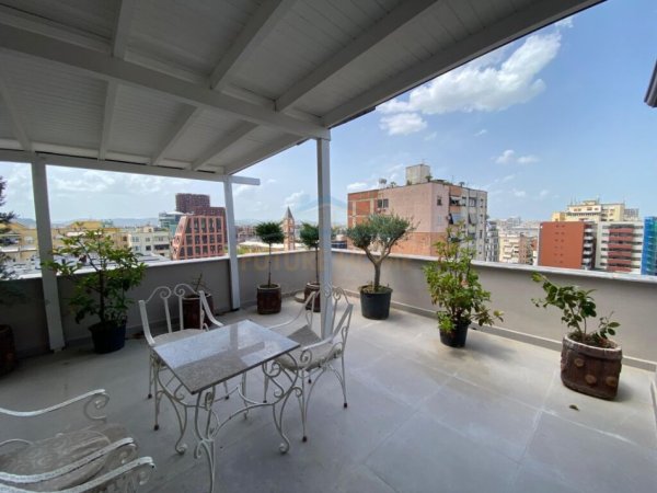 Tirane, jepet me qera apartament 2+1 Kati 10, 240 m² 1.600 € (Rruga e kavajes)
