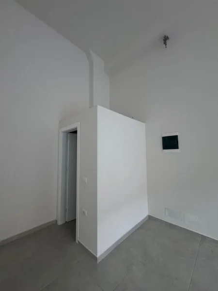 Tirane, jepet me qera ambjent biznesi , 56 m² 700 € (KOMPLEKSI GOLDEN PARK 3)