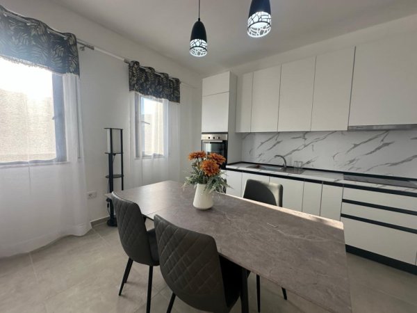 Tirane, jepet me qera apartament 2+1 , 100 m² 600 € (Fusha e Aviacionit)