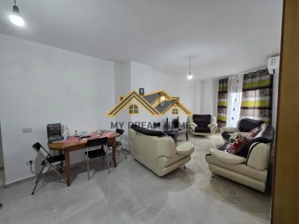 Durres, jepet me qera apartament 2+1+Ballkon Kati 7, 85 m² 450 € (QENDER ME PAMJE NGA DETI)
