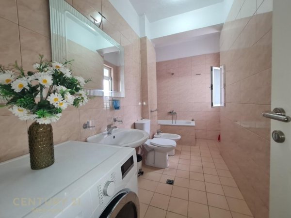 Tirane, jepet me qera apartament 2+1 Kati 8, 80 m² 650 € (Ish-Blloku)