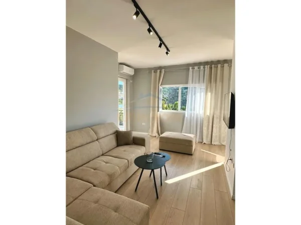 Tirane, jepet me qera apartament 1+1+Ballkon Kati 9, 70 m² 1.000 € (Rruga e Kosovareve)