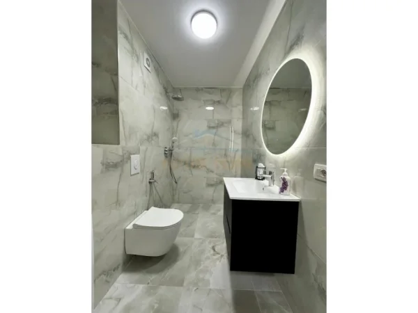 Tirane, jepet me qera apartament 1+1+Ballkon Kati 9, 70 m² 1.000 € (Rruga e Kosovareve)