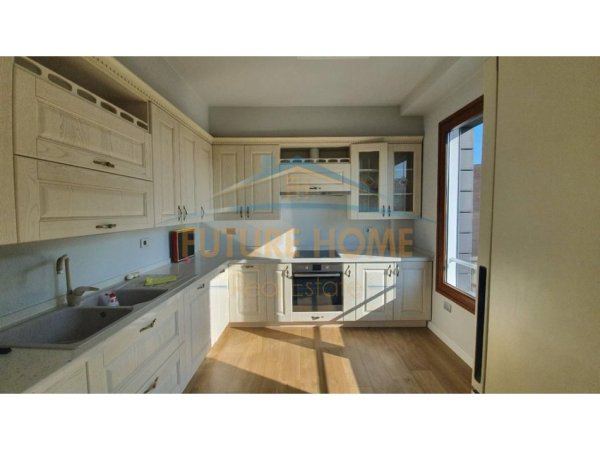 Tirane, jepet me qera zyre Kati 7, 200 m² 3.100 € (Bulevardi Gjergj Fishta Hotel Hilton Garden Inn)