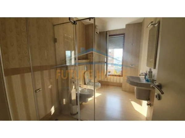 Tirane, jepet me qera zyre Kati 7, 200 m² 3.100 € (Bulevardi Gjergj Fishta Hotel Hilton Garden Inn)