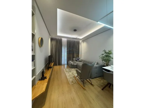 Tirane, jepet me qera apartament 2+1 Kati 4, 65 m² 1.000 € (Foleja e Gjelber)