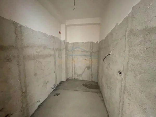 Shitet, Apartament 1+1, Spitali Amerikan 2, Rruga e Dibrës, Tiranë. 105,000 €