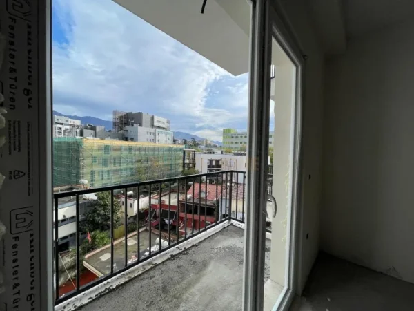 Shitet, Apartament 1+1, Spitali Amerikan 2, Rruga e Dibrës, Tiranë. 105,000 €