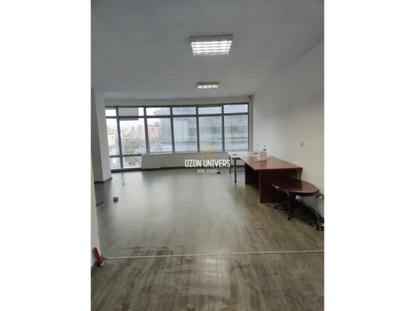 Tirane, jepet me qera ambjent biznesi Kati 5, 70 m² 350 € (Përballë Casa Italia, Kthesa e Kamzes Tirana, Albania)